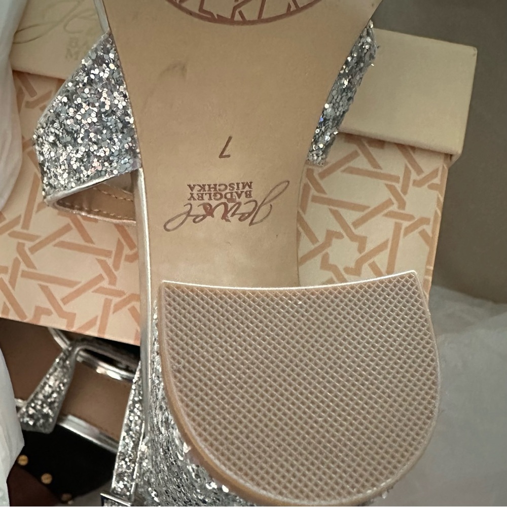 Jewel
BADGLEY MISCHKA
Cook Metallic Glitter Heels Formal Shoes size 7.5 7 1/2 - Picture 12 of 12